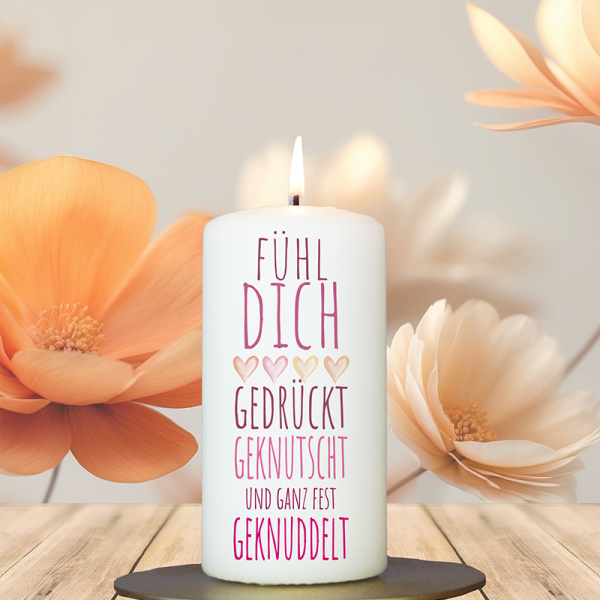 Geschenkkerze 12x6cm  Fühl dich gedrückt, geknutscht und geknuddelt